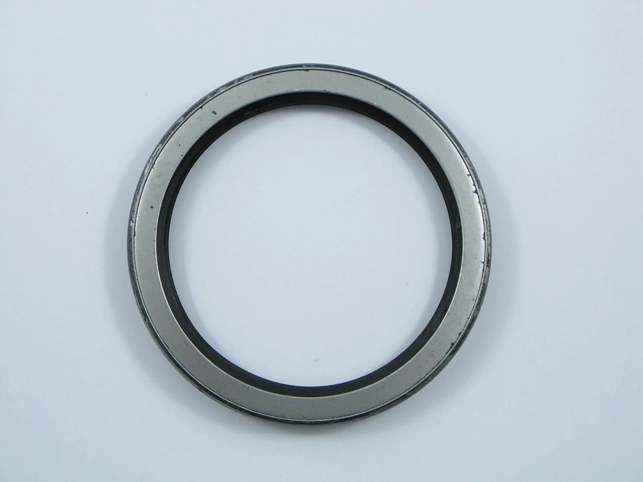 RETENTOR CUBO RODA DIANTEIRO FREIO HIDRÁULICO 100,00X123,80X13,00MM DIANTEIRA MB 1113 ATÉ 2425 100X123,80X13MM