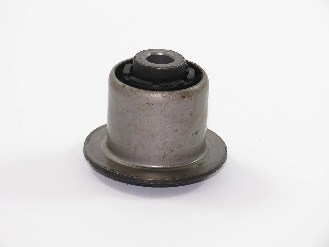 BUCHA FERRO BANDEJA DIANTEIRA VW SANTANA 88/06 - QUANTUM 88/02 - FORD ROYALE/VERSAILLES 91/96