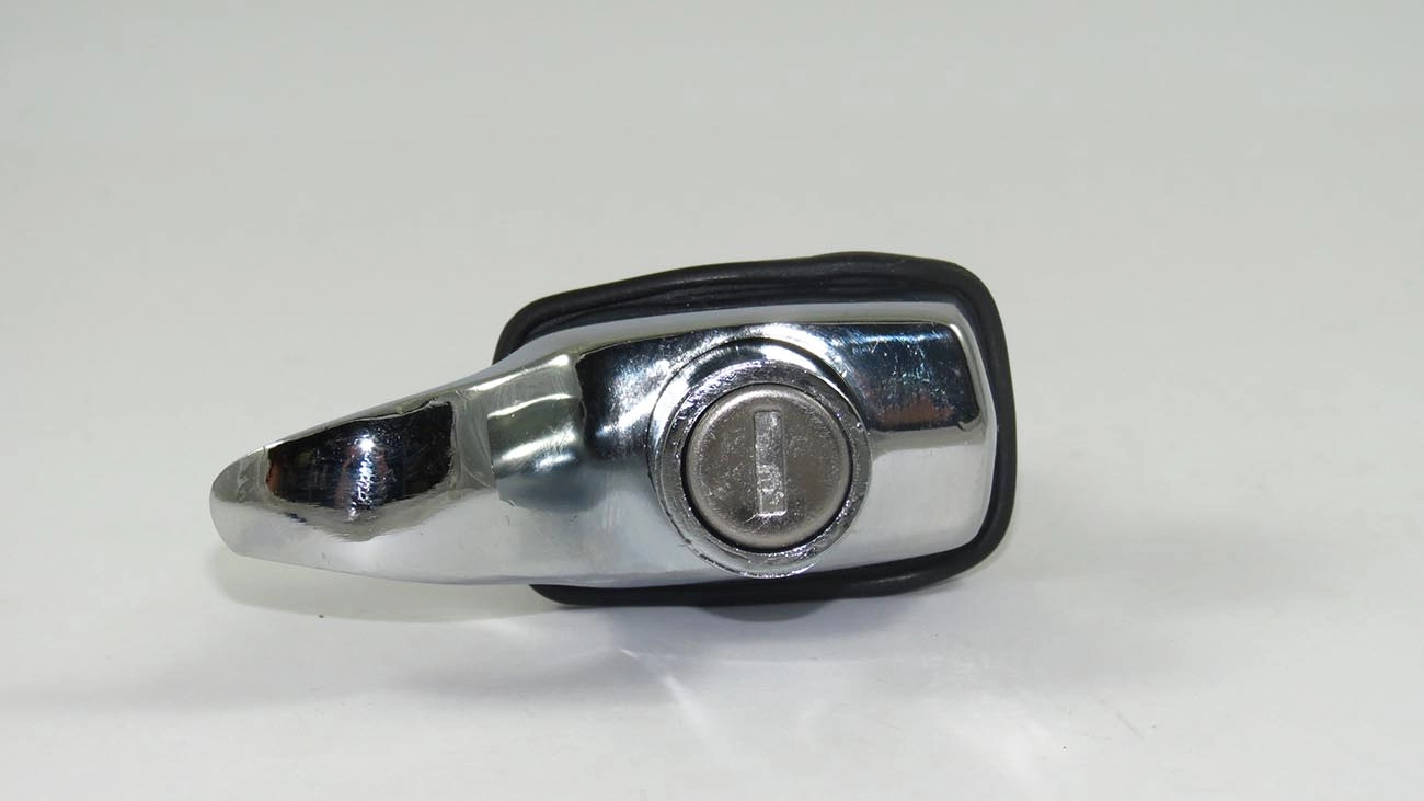 FECHADURA PORTA MALAS VW FUSCA 70/ TODOS - BOTAO TAMPA MOTOR C/CHAVE - CROMADO