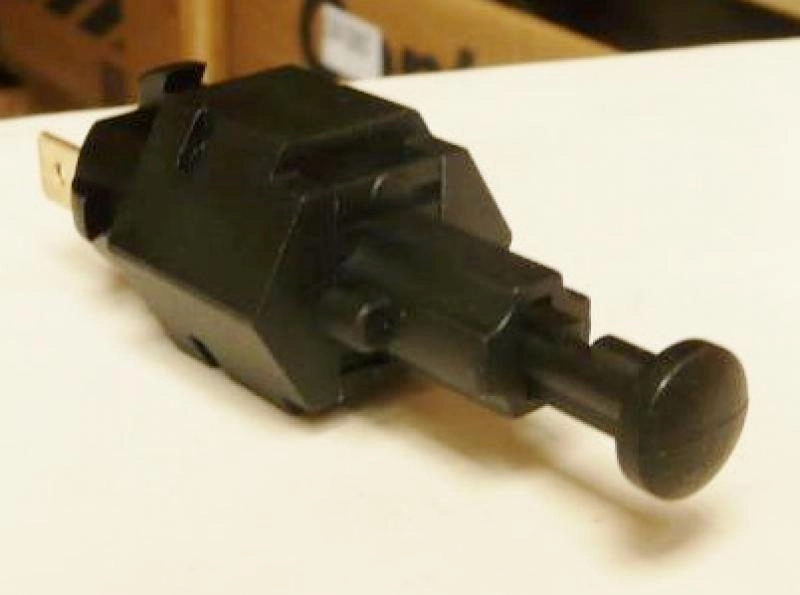 INTERRUPTOR DE FREIO - GM CELTA/CORSA/ASTRA/KADETT TODOS - D-20/40/60 93/97 - ASTRA/VECTRA 98/
