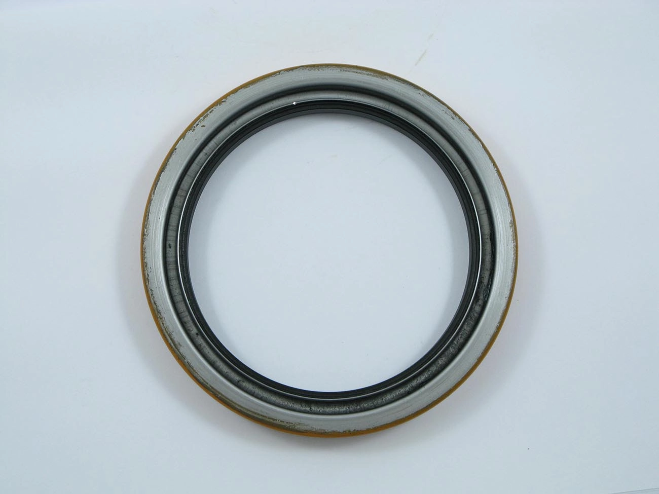 RETENTOR AGRÍCOLA CUBO RODA TRASEIRA/EIXO PLANETÁRIO RÍGIDO AMARELA 106,50X140X15MM AGRALE/CASE/DYNAPAC