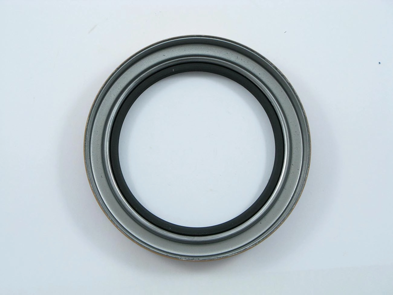 RETENTOR RODA DIANTEIRA VW 12.140/12.170/12.180/13.150/13.170/13.180