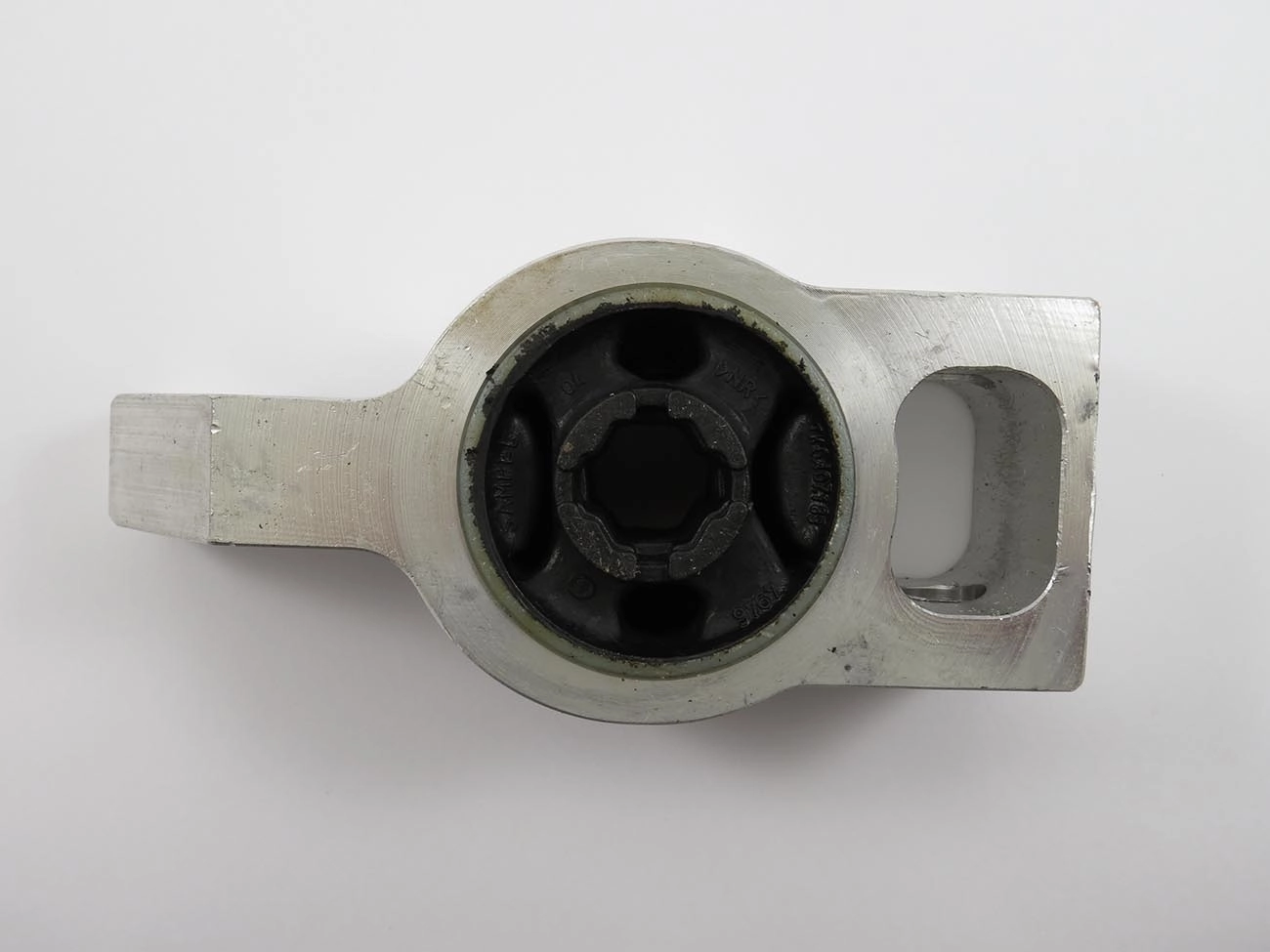 BUCHA TRASEIRA DA BANDEJA DIANTEIRA VW PASSAT 07/ - TIGUAN 12/ - PASSAT CC 09/ - AUDI A3 05/