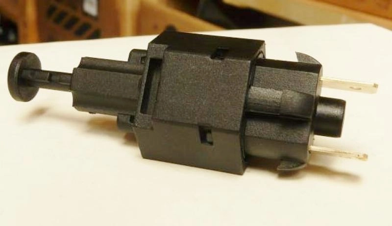 INTERRUPTOR DE FREIO - GM CELTA/CORSA/ASTRA/KADETT TODOS - D-20/40/60 93/97 - ASTRA/VECTRA 98/