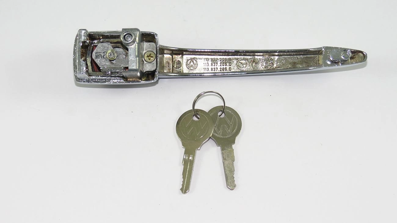 MACANETA EXTERNA PORTA ESQUERDA VW FUSCA /77 - CROMADA COM CHAVE