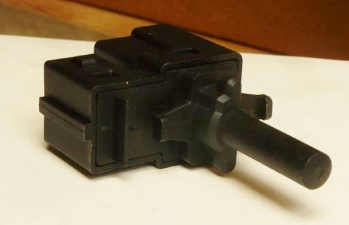 INTERRUPTOR FREIO EMBREAGEM FORD FIESTA/KA/COURIER/ECOSPORT/FOCUS