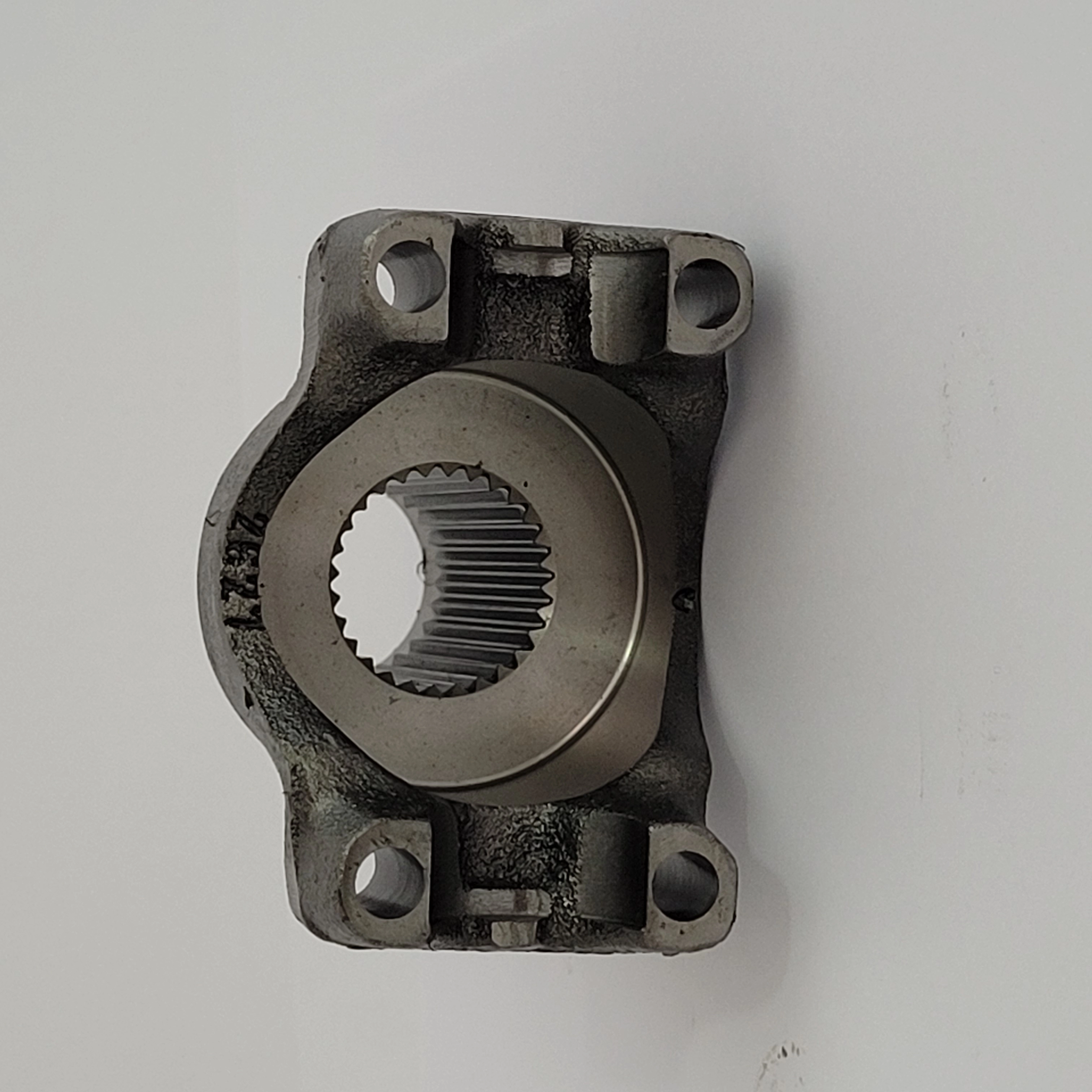 GARFO/FLANGE/TERMINAL DO CÂMBIO ENTALHADO GM A-10/D-10 - 28 ESTRIAS