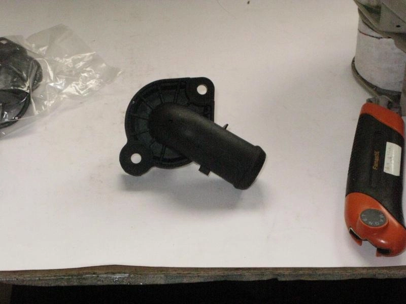 CARCAÇA/FLANGE PLÁSTICA COM VÁLVULA TERMOSTÁTICA CAVALETE ÁGUA VW GOL/VOYAGE/SAVEIRO 09/ FOX 03/ POLO 10/