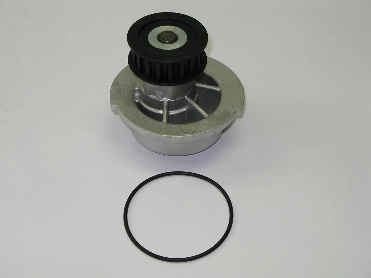 BOMBA ÁGUA LINHA LEVE GM NOVO CORSA 1.0 VHC 8V 02/ CELTA 1.0/1.4 ONIX 22/ SPIN 1.8 19/
