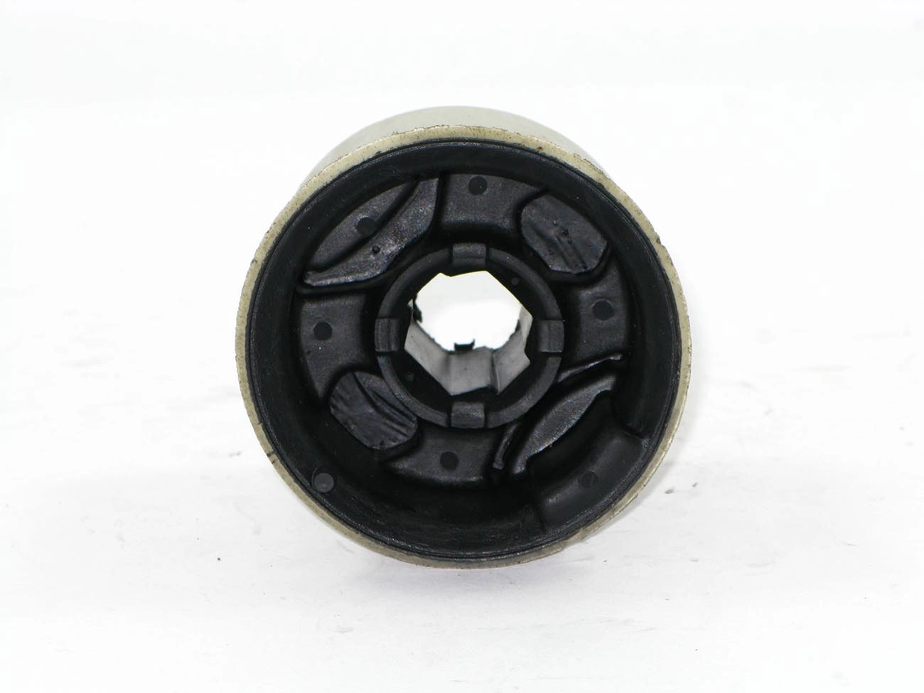 BUCHA TRASEIRA BANDEJA SUSPENSÃO DIANTEIRA VW CROSSFOX/FOX 05/14 JETTA 07/10 POLO 02/14 TIGUAN 09/17