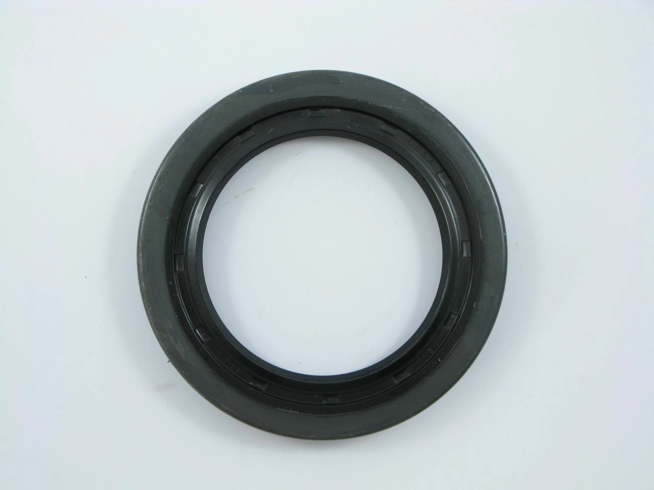 RETENTOR CUBO RODA TRASEIRO INTERNO 98,50X144,50X19,00MM TRASEIRA VW 11.130/11.140/12.140/13.130/14.140/14.210 98,50X144,50X19MM