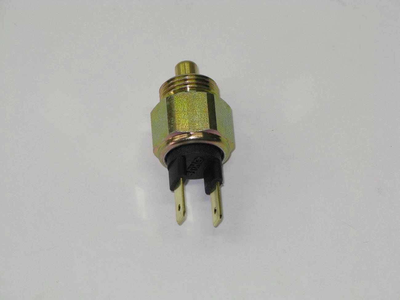 INTERRUPTOR DE LUZ DE RE - VW 12.140/14.150/14.200/16.170/16.180/16.210/16.220/24.250/35.300