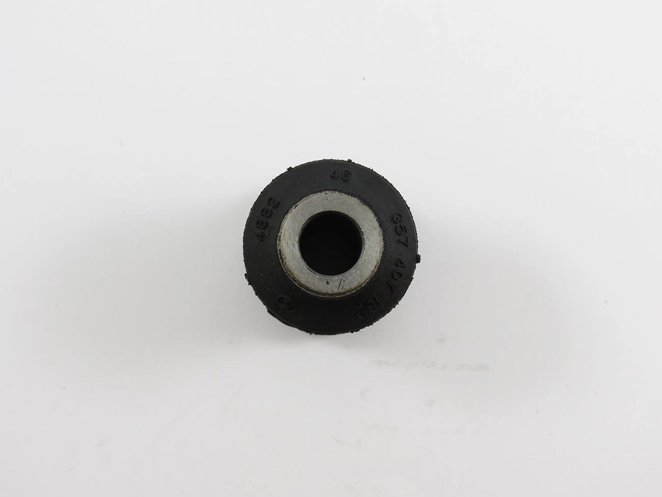 BUCHA DIANTEIRA BANDEJA DIANTEIRA VW GOLF 94/ - POLO CLASSIC/VAN 97/ - NOVO GOL/VOYAGE - VIRTUS
