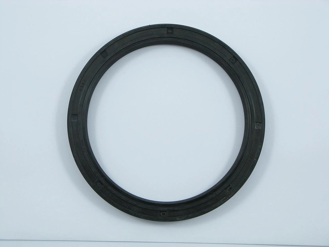 RETENTOR CUBO DE RODA DIANTEIRA SCANIA BR-115/116 - R-142 83/ - T-112/113 83/ - 117,40X142,90X12,50