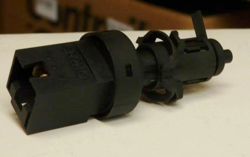 INTERRUPTOR LUZ FREIO FIAT PALIO/UNO/TIPO/MAREA/TEMPRA 3 TERMINAIS