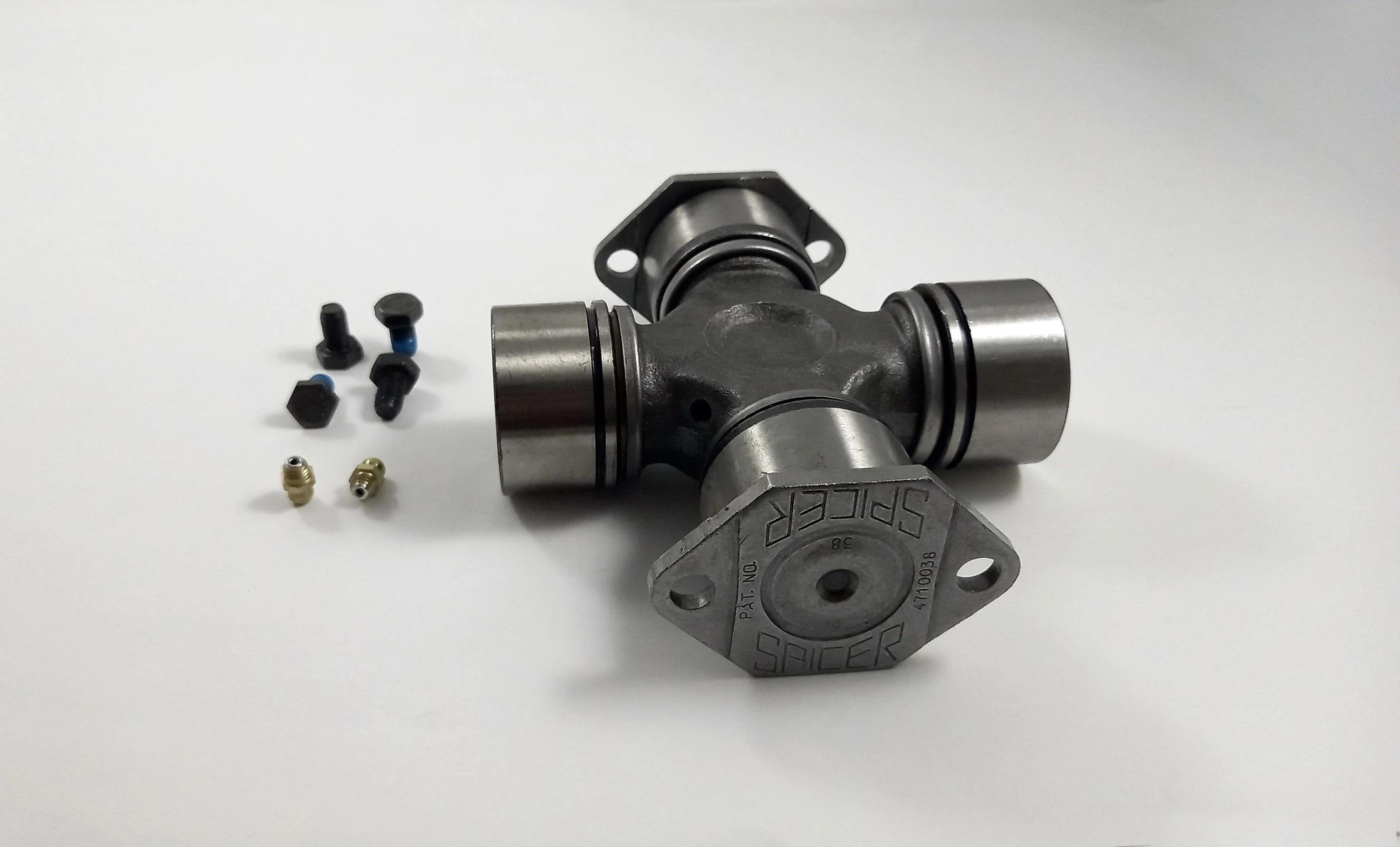CRUZETA CARDAN FORD CARGO/VW MB 1214/1618/2318 47X134,90MM DUAS CATANHAS COM CHAVETA/DUAS PARAFUSAS