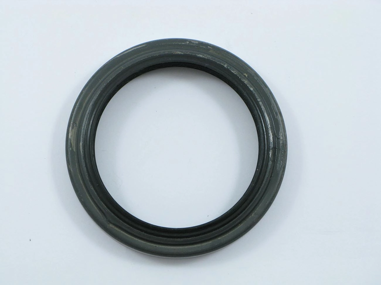 RETENTOR RODA TRASEIRA FORD F-2000 AGRALE TX 1600/1800D