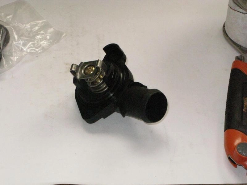 CARCAÇA/FLANGE PLÁSTICA COM VÁLVULA TERMOSTÁTICA CAVALETE ÁGUA VW GOL/VOYAGE/SAVEIRO 09/ FOX 03/ POLO 10/