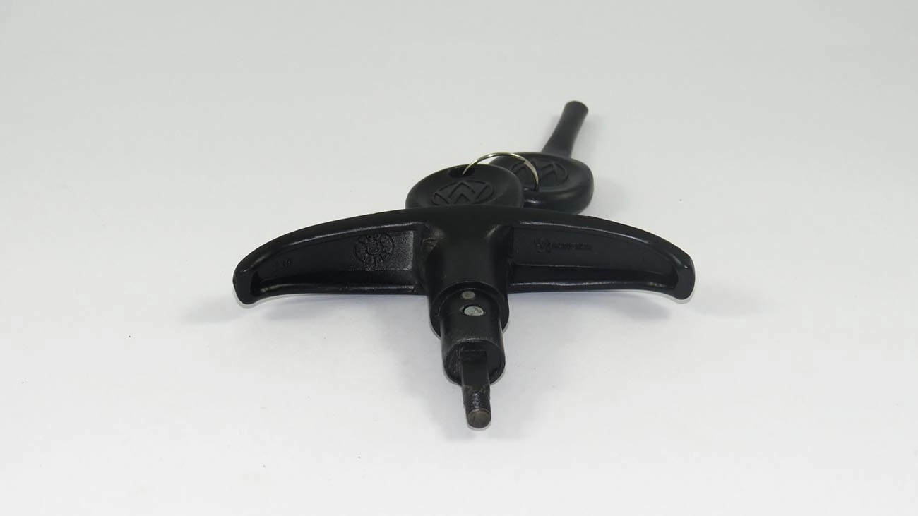 FECHADURA PORTA MALAS VW KOMBI KLIPPER 76/ - BOTAO TAMPA SUPERIOR C/CHAVE - PRETO