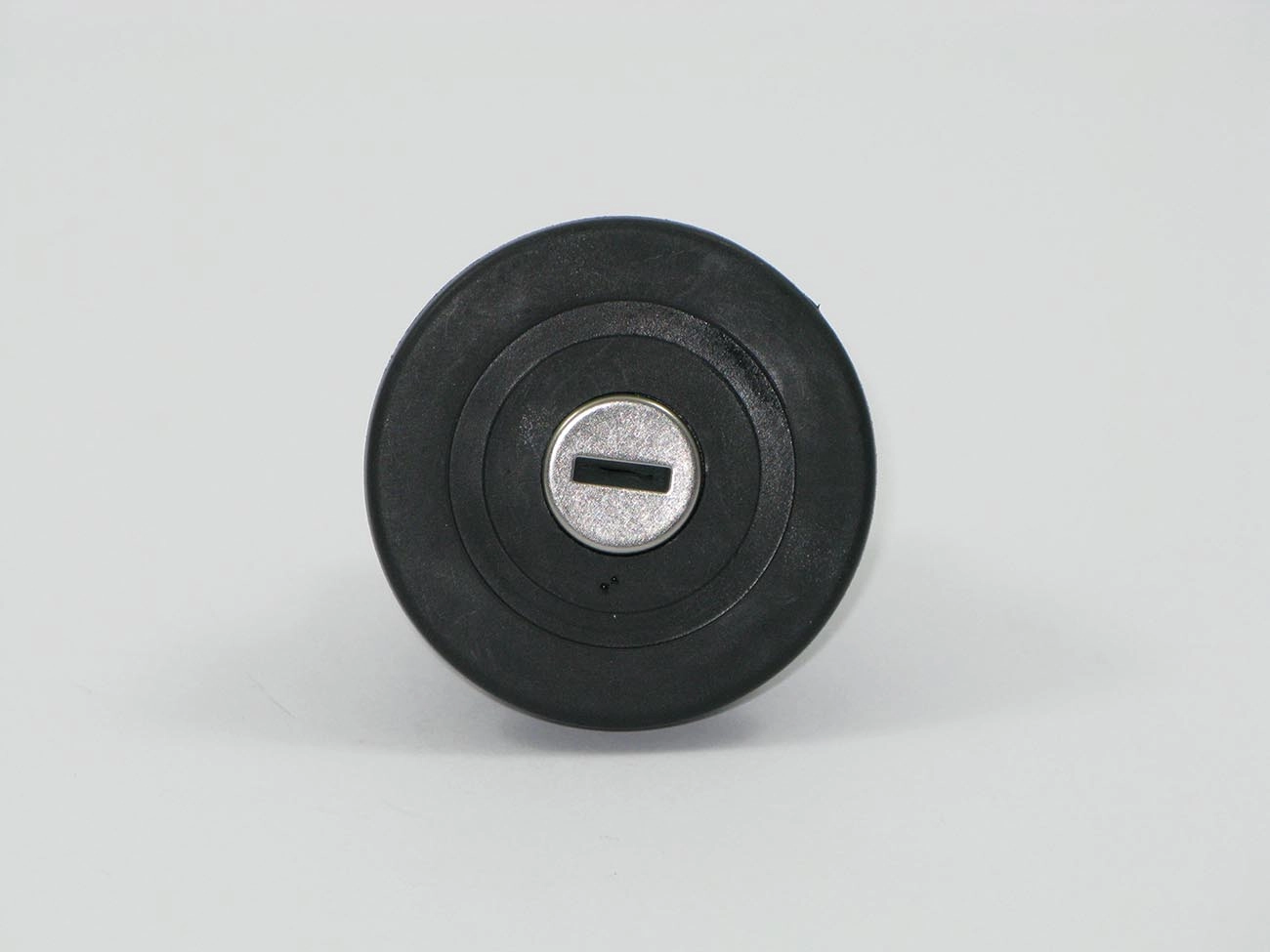 TAMPA PARA TANQUE COMBUSTÍVEL COM CHAVES FIAT 147/PANORAMA/UNO/PREMIO/ELBA/FIORINO 83/90 LADA LAIKA/NIVA/STATION