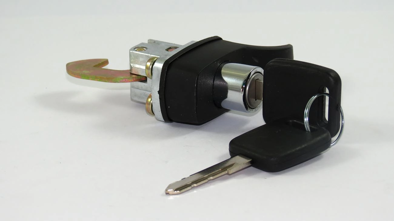 FECHADURA PORTA MALAS VW FUSCA 70/ TODOS - BOTAO TAMPA MOTOR C/CHAVE - PRETO