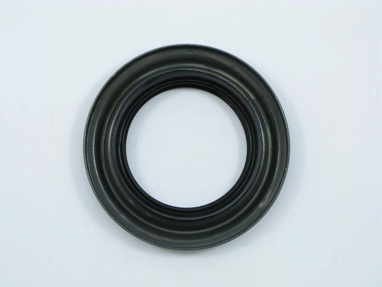 RETENTOR PINHÃO DIFERENCIAL ALBARUS 63,00X102,60X6,70X15,00MM FORD CARGO 814/815 F-4000 99/ VW 7.100/8.100/8.140/8.150 63,50X102,6