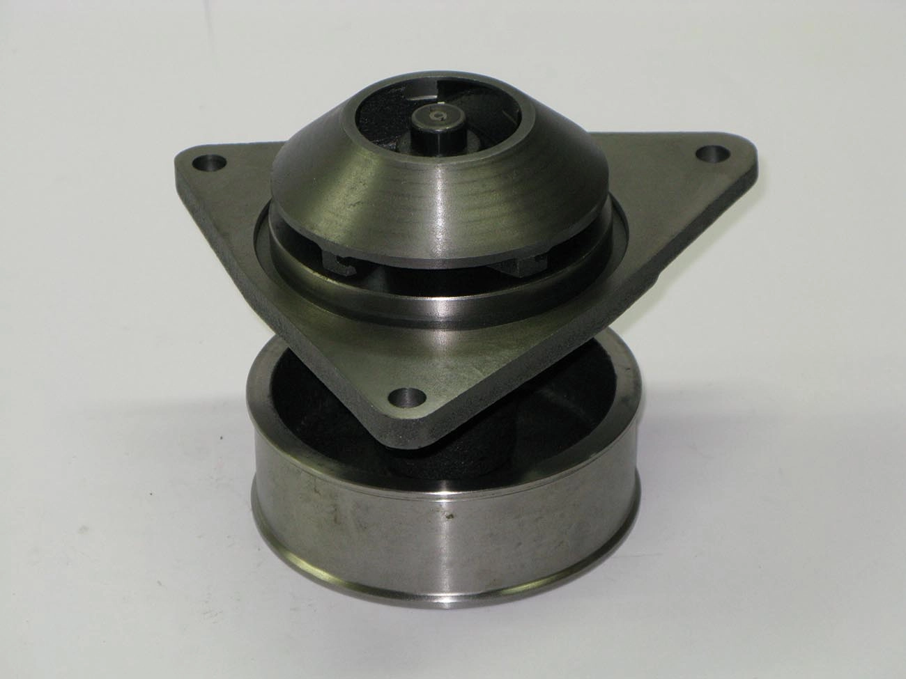 BOMBA DA ÁGUA VW 14-210 ATÉ 4-300 - FORD CARGO 1422 ATÉ 5031 - TODOS MOTOR CUMMINS BOMBA 3 FUROS