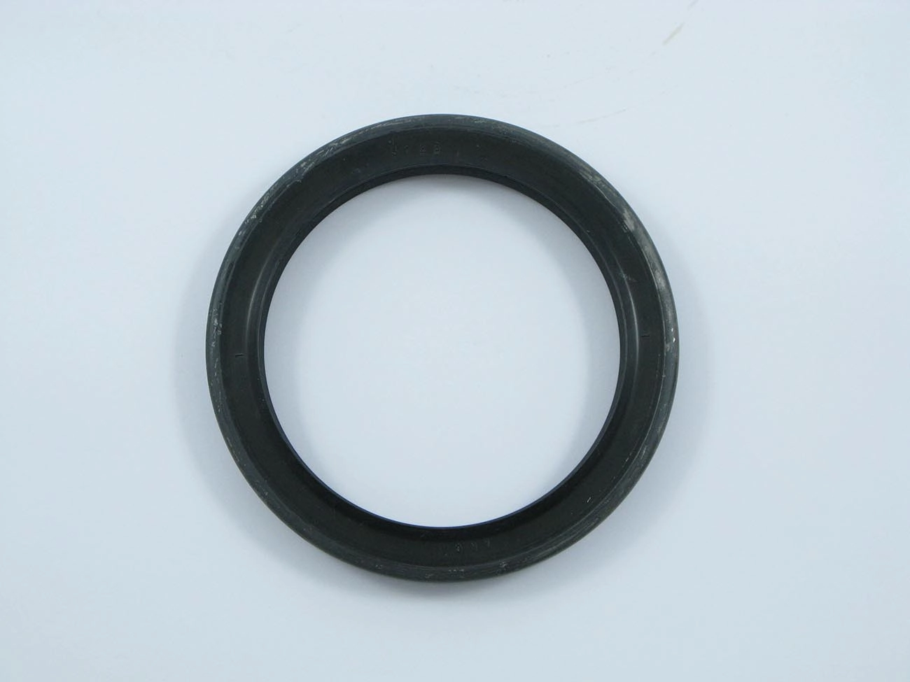 RETENTOR CUBO RODA DIANTEIRO/TRASEIRO/CAIXA MUDANÇAS 89,00X114,30X12,70MM VW 11.130/11.140/12.140/13.130/14.140/14.210/22.140 89X114,30X12,70MM