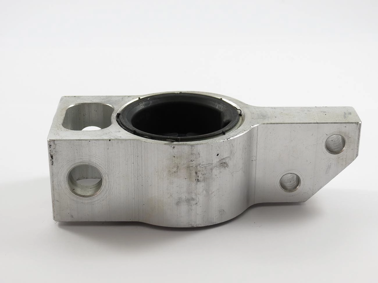 BUCHA TRASEIRA DA BANDEJA DIANTEIRA VW PASSAT 07/ - TIGUAN 12/ - PASSAT CC 09/ - AUDI A3 05/