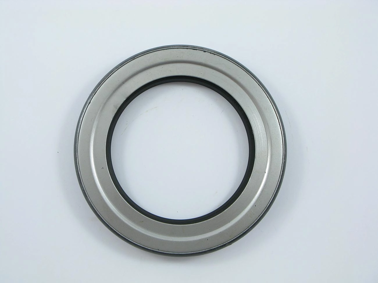 RETENTOR CUBO RODA TRASEIRO INTERNO 98,50X144,50X19,00MM TRASEIRA VW 11.130/11.140/12.140/13.130/14.140/14.210 98,50X144,50X19MM