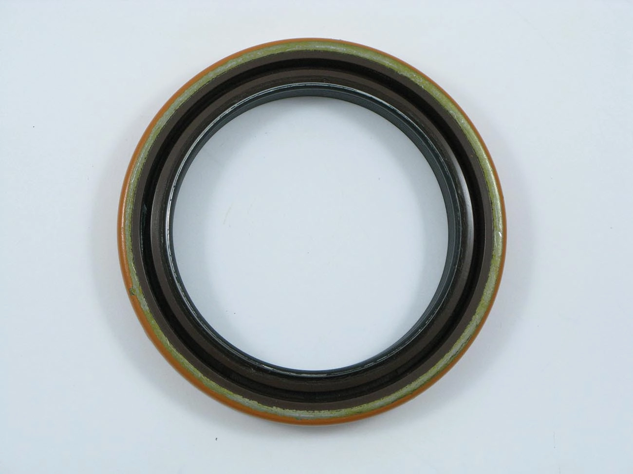 RETENTOR RODA AGRALE VOLARE - VW 8.140/8.150 MICRO ONIBUS - TRASEIRA