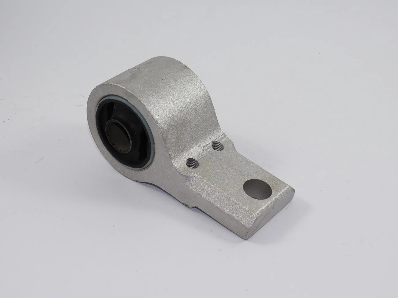 BUCHA TRASEIRA BANDEJA DIANTEIRA FORD NOVO FIESTA 02/14 - ECOSPORT 03/12 - KA 08/13 - COM SUPORTE