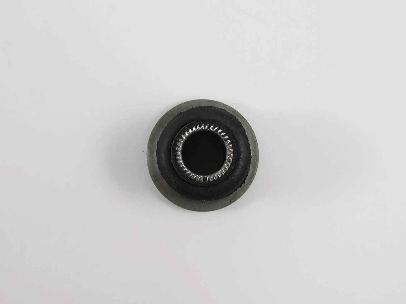 BUCHA TRASEIRA BANDEJA SUPERIOR GM OPALA 69/92 - CARAVAN 74/92 - SUSPENSÃO DIANTEIRA