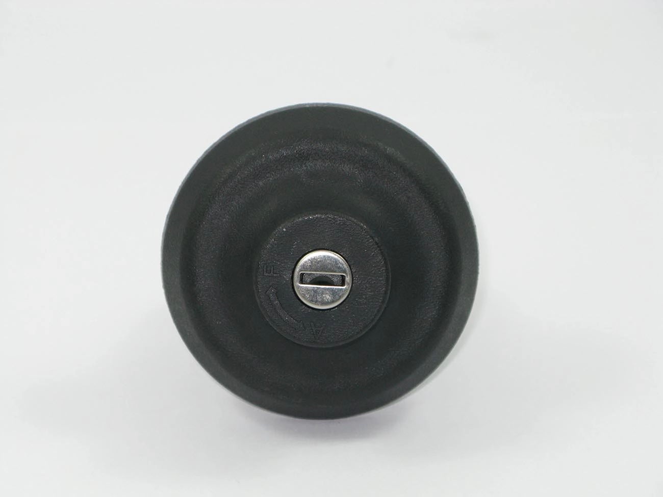 TAMPA PARA TANQUE COMBUSTÍVEL COM CHAVES FORD FIESTA/KA/COURIER 96/09.2002 C/ENCAIXE