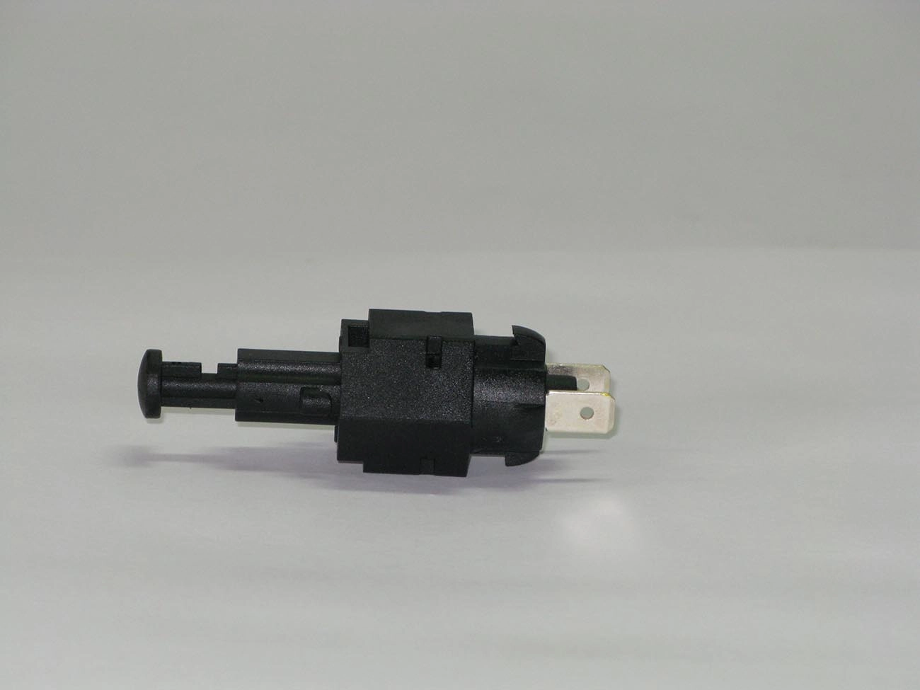 INTERRUPTOR DE FREIO - GM CELTA/CORSA/ASTRA/KADETT TODOS - D-20/40/60 93/97 - ASTRA/VECTRA 98/