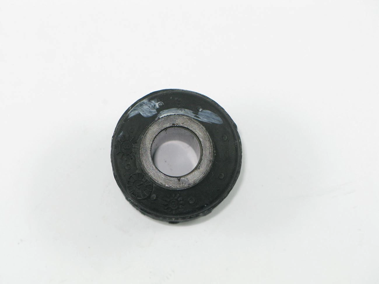 BUCHA INFERIOR OU SUPERIOR AMORTECEDOR TRASEIRO VW 6.80/6.90/7.90/7.110