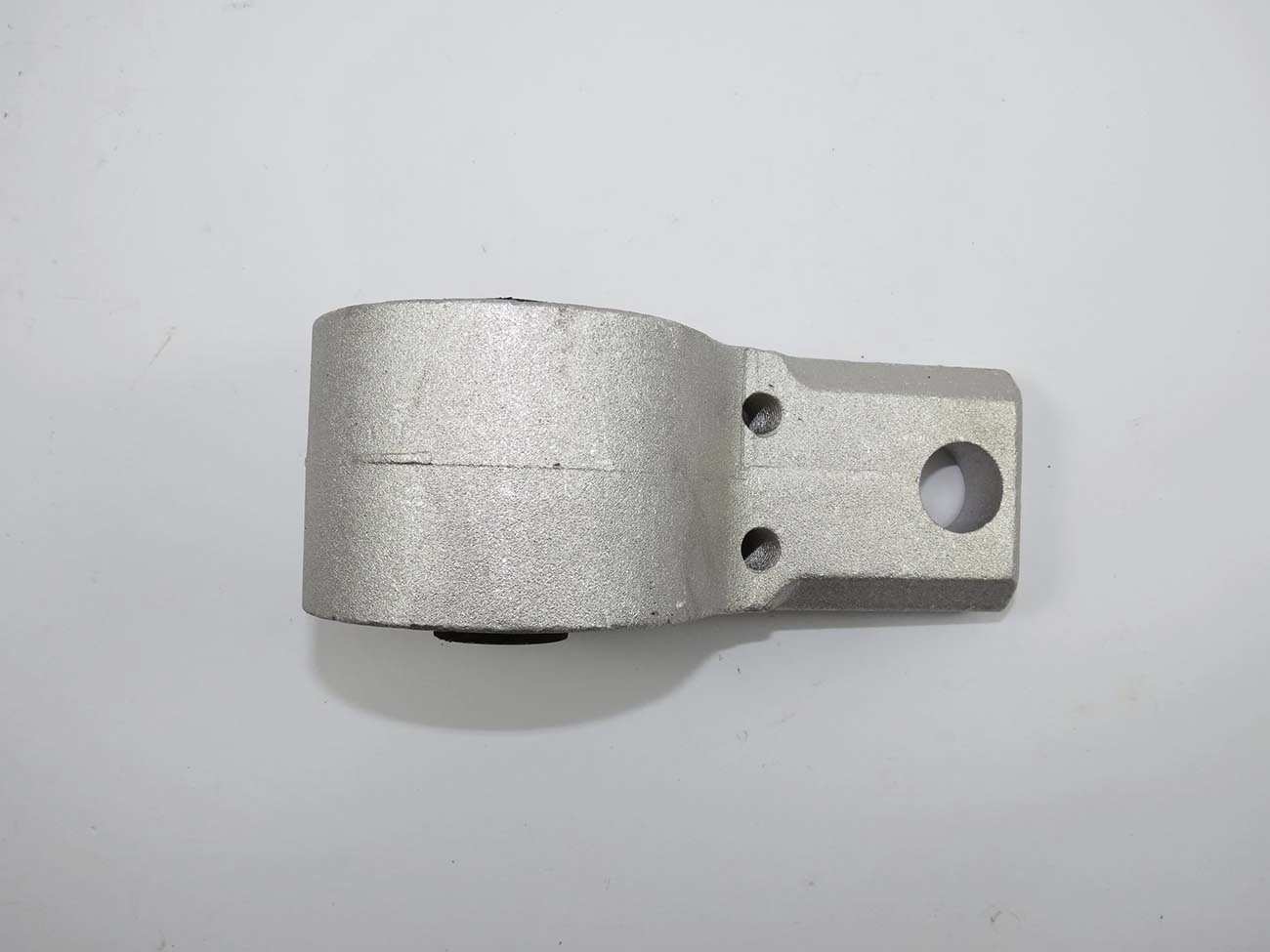 BUCHA TRASEIRA BANDEJA DIANTEIRA FORD NOVO FIESTA 02/14 - ECOSPORT 03/12 - KA 08/13 - COM SUPORTE