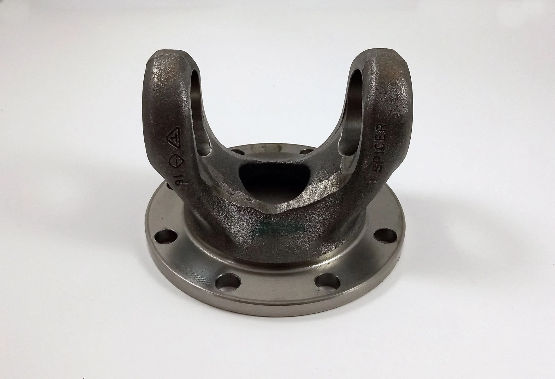FLANGE DO CARDAN COM ORELHAS 8 FUROS MB 1519/1520/2219/2220 - PARA CRUZETA 5-12100XS/NUJ12100
