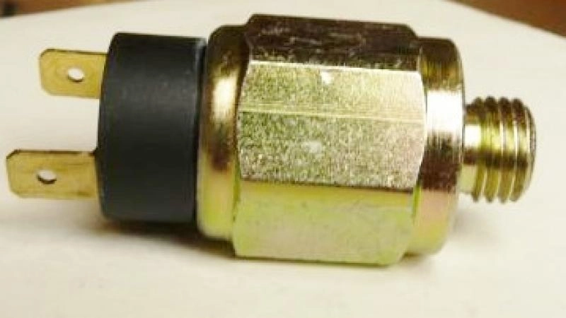 INTERRUPTOR LUZ FREIO FORD CARGO 814/815/1417/1421/2425/2426/3222
