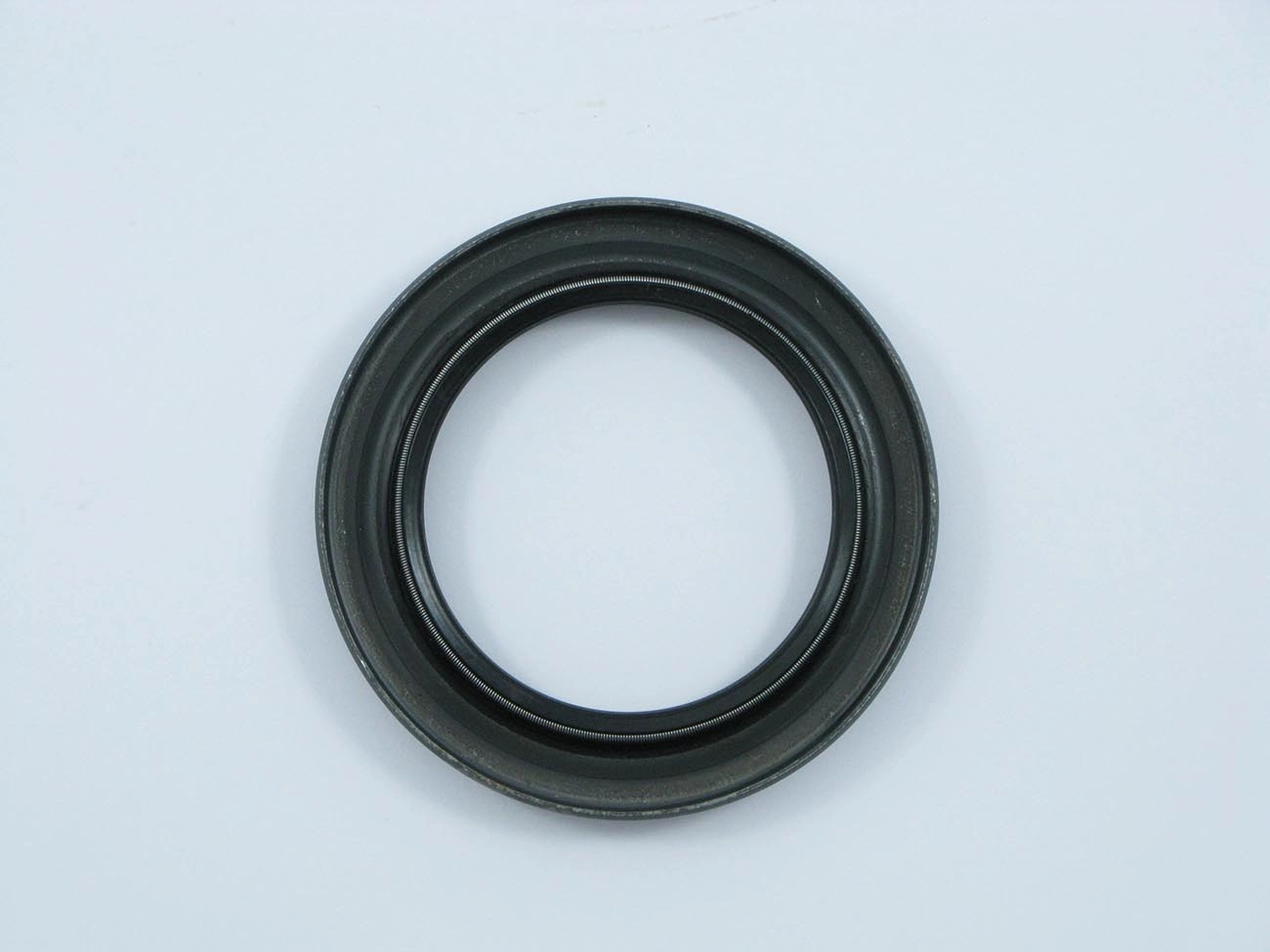 RETENTOR EIXO ENTALHADO/SAÍDA CAIXA CÂMBIO FLANGE TRASEIRO 57,20X82,50X9,50X11,50MM VW 6.80/6.90/7.90/7.110 1981/