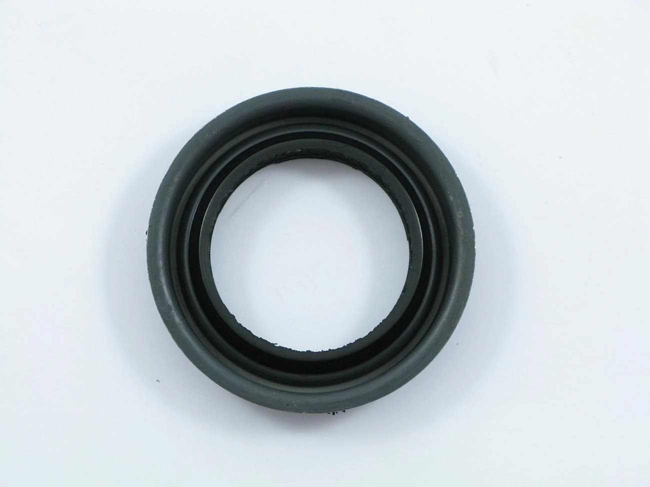 RETENTOR EIXO PILOTO CAIXA CÂMBIO 47,60X68,00X74,00X14,00MM FORD CARGO 1419/4030 VW 11.130/22.140
