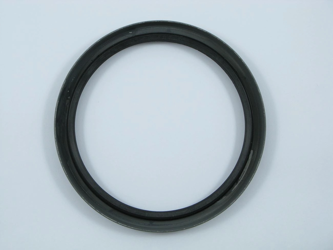 RETENTOR CUBO DE RODA DIANTEIRA SCANIA BR-115/116 - R-142 83/ - T-112/113 83/ - 117,40X142,90X12,50