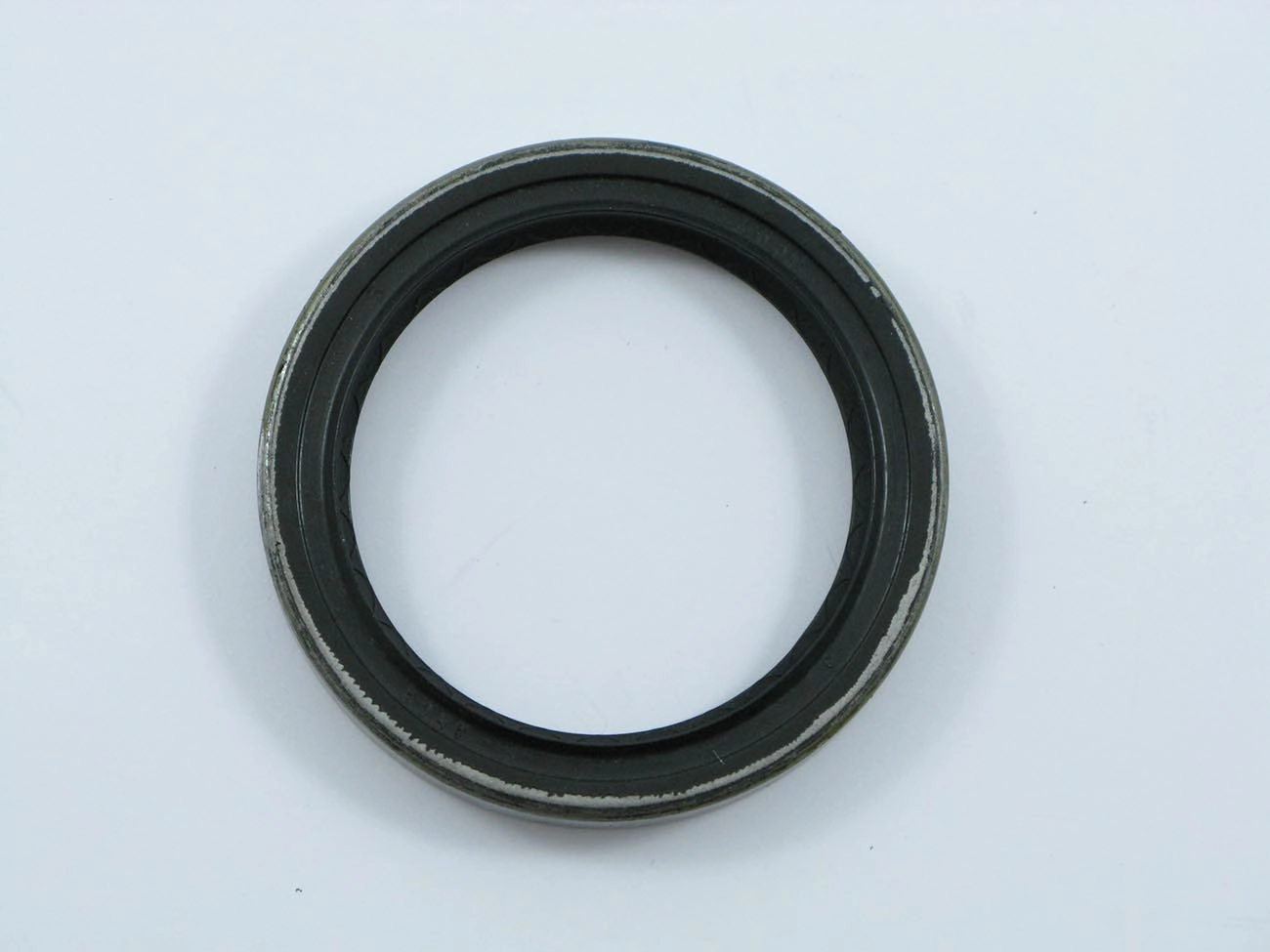 RETENTOR CÂMBIO FORD CARGO ENTALHADO 1415/1419/1422/1617/1622/2422/2425 - 63,50X82,55X12,70MM