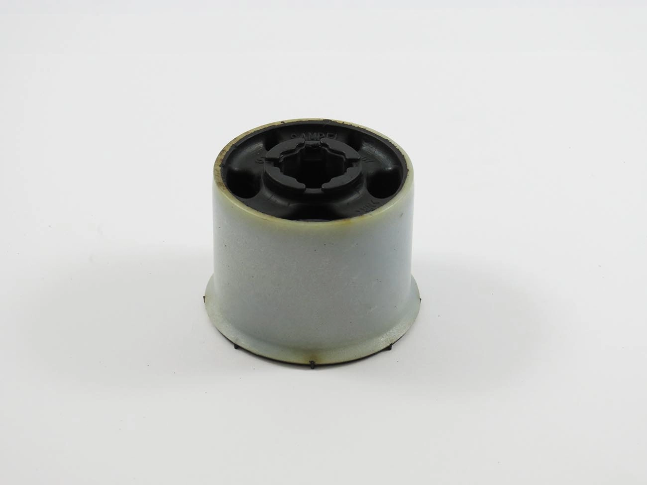 BUCHA TRASEIRA BANDEJA DIANTEIRA VW FOX 03/ - NOVO POLO 02/ - TIGUAN 12/ - JETTA 07/10/