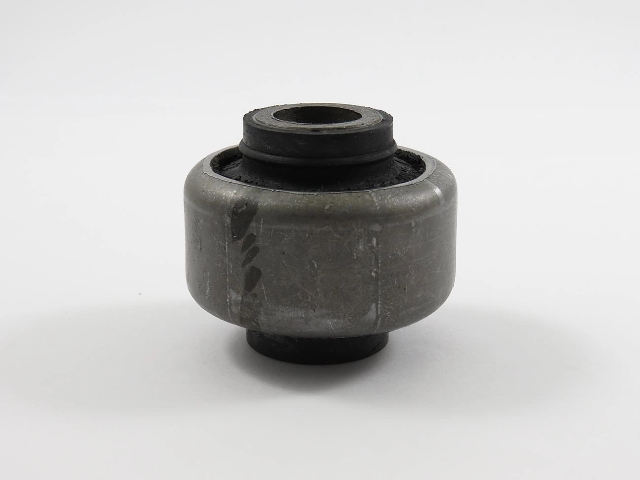 BUCHA DIANTEIRA DA BANDEJA CITROEN NOVO C3/AIRCROSS/PICASSO 12/ - PEUGEOT 2008 15/ - 208 08/