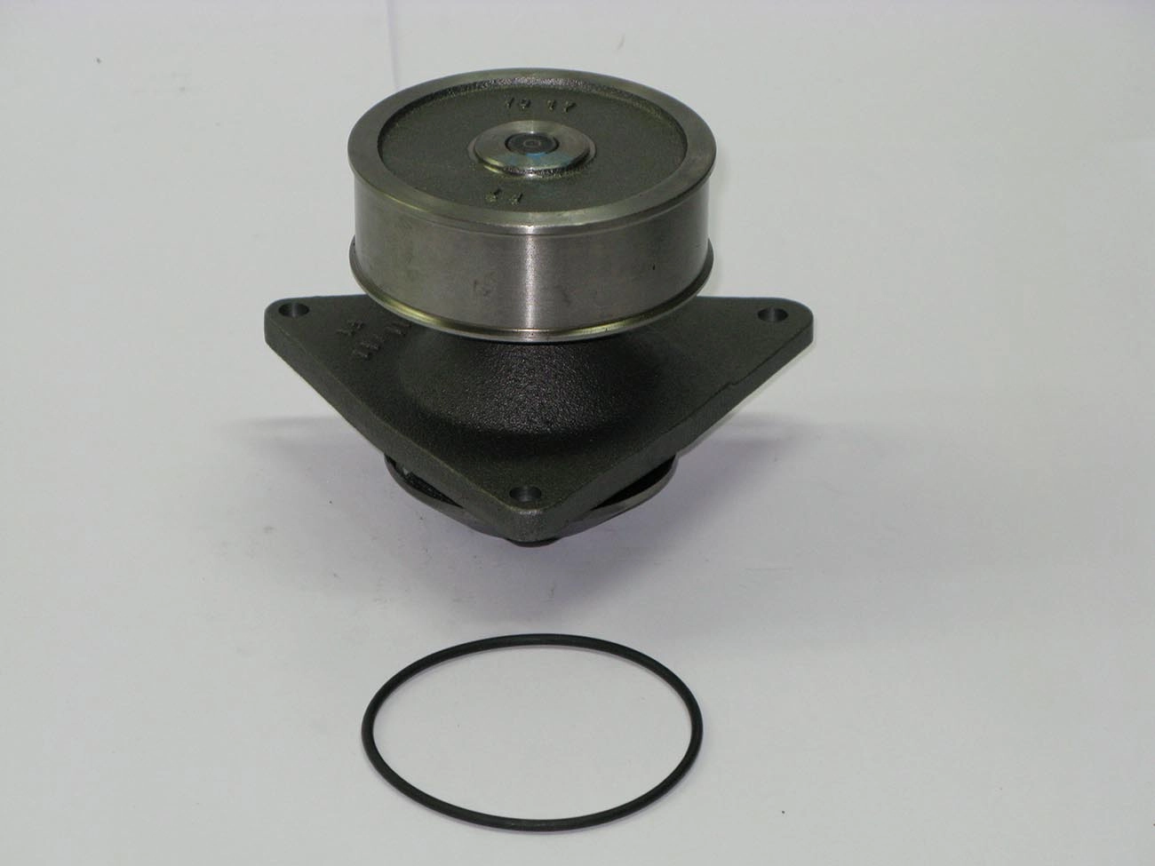 BOMBA DA ÁGUA VW 14-210 ATÉ 4-300 - FORD CARGO 1422 ATÉ 5031 - TODOS MOTOR CUMMINS BOMBA 3 FUROS