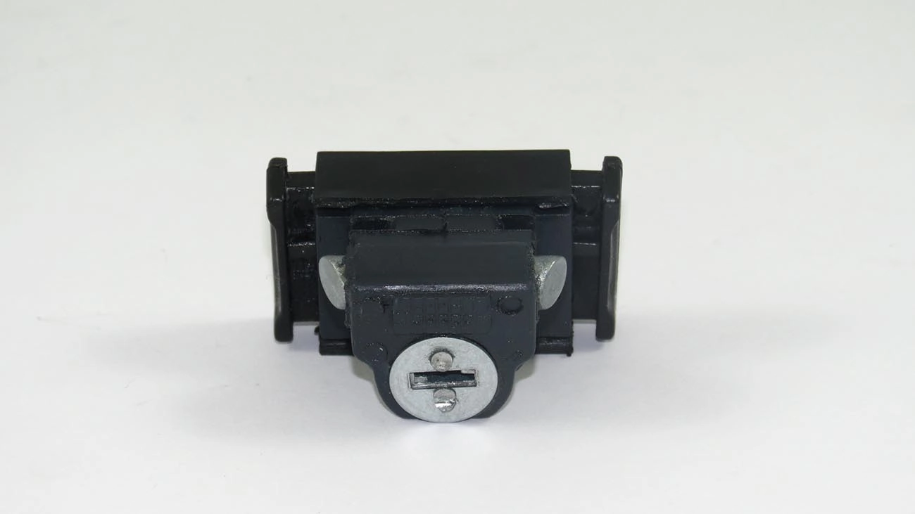 FECHADURA PORTA LUVAS VW GOL/VOYAGE/PARATI/SAVEIRO/SANTANA/CAMINHOES - C/CHAVE