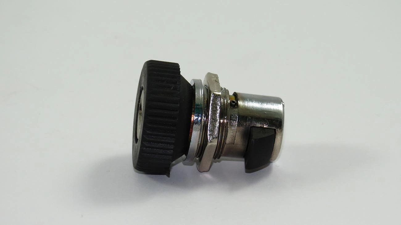 FECHADURA PORTA LUVAS MB CAMINHOES 81/88 - C/CHAVE