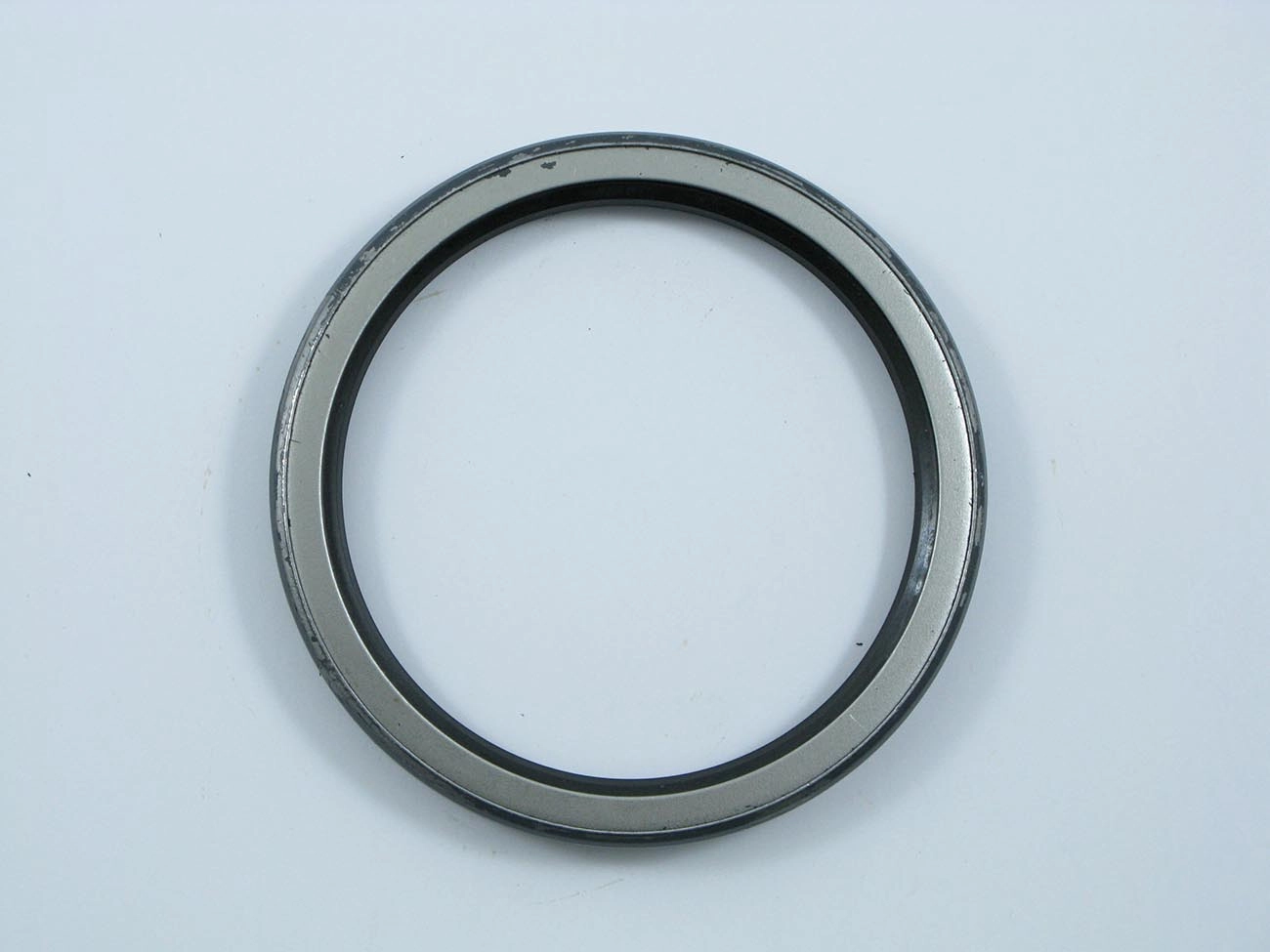 RETENTOR CUBO RODA DIANTEIRO 99,90X119,95X13MM DIANTEIRA FREIO AR MB 1113/1313/1513/2013 99,9X119,95X13MM