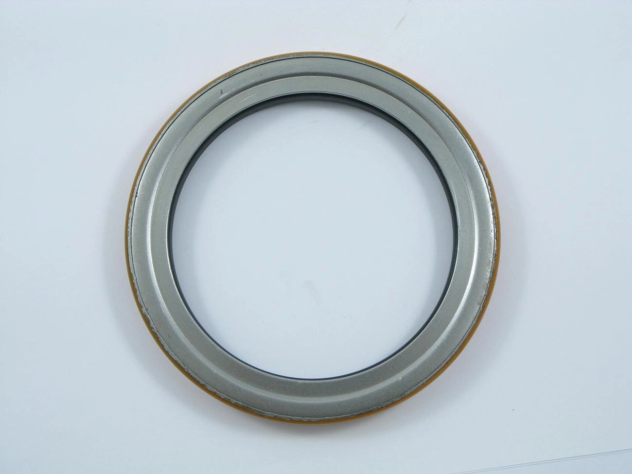 RETENTOR AGRÍCOLA CUBO RODA TRASEIRA/EIXO PLANETÁRIO RÍGIDO AMARELA 106,50X140X15MM AGRALE/CASE/DYNAPAC